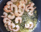 Foto del paso 2 de la receta: Lomos de merluza en salsa con gambas y almejas 8º
