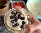 Foto del paso 3 de la receta: Postre de frutillas 🍓, merengue y Dulce de leche 🎂