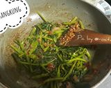Foto langkah ke 4 dari resep Tumis Kangkung (tips agar tetap hijau).