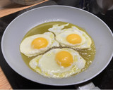 Foto del paso 2 de la receta: Tostadas de espinacas con huevo