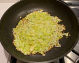 Foto del paso 3 de la receta: Arroz integral con jamón york, puerro y champiñones