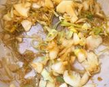 Póréhagymás, almás, lila káposzta, sült kolbásszal és hurkákkal recept fázis 3 fotója