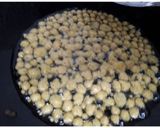 A picture of step 3 of Namkeen Boondi.