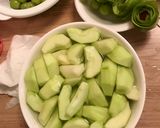 Hình bước làm 7 của món Canh Thịt heo nấu với táo và nho