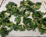 Foto del paso 2 de la receta: Chips de kale picantes