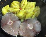 Hình bước làm 5 của món Cá thu kho dứa