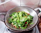 Foto langkah ke 4 dari resep Cah kangkung saori saos tiram.
