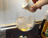 Foto del paso 1 de la receta: Cóctel de ginebra, champagne y licor de flores de saúco