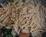 Foto del passaggio 6 della ricetta Pasta,gamberetti,zucchine e piselli(kcal 665 a porzione)