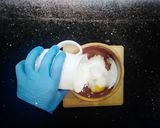 صورة لخطوة 1 من وصفة طاجن كيكة🍞بالنسكافيه والشيكولاتة السايحة🍫😋