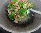 Foto langkah ke 5 dari resep Tumis Buncis Ayam Pedas.