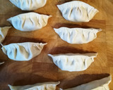 Foto del paso 5 de la receta: Gyozas de cerdo y col 🐷