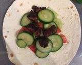 Une image de l'étape 4 de Wraps courgette tomate concombre viande.