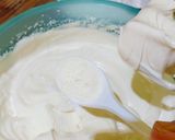 Foto langkah ke 2 dari resep Bolu Kukus Buah Naga.