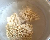 Foto langkah ke 2 dari resep 🍜Mie Instan Telor Mata Sapi.