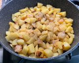 Une image de l'étape 7 de Pommes de terre sautées aux pickles, ail noir et persil.