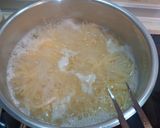 Φωτογραφία βήματος 1 της συνταγής Spaghetti με κρέμα σόγιας, 4 υλικά (ελληνική καρμπονάρα)