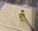 Une image de l'étape 3 de Feuilletés de knackis au pesto d'ail des ours, parmesan et pavot bleu.