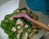 Foto langkah ke 2 dari resep Cah Kacang Panjang Ayam Telur Kecap Simpel.