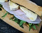 Foto del paso 3 de la receta: Bocadillo de fiambre de pollo con rúcula y queso trufado