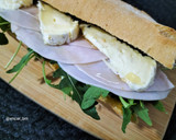Foto del paso 3 de la receta: Bocadillo de fiambre de pollo con rúcula y queso trufado