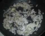 Foto del paso 2 de la receta: Tortilla de calabacín y cebolla
