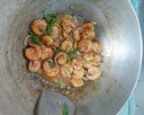 Foto langkah ke 3 dari resep Udang goreng mentega.