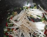 Foto langkah ke 4 dari resep Telur Siram Enoki Kecap.