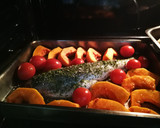 Foto del paso 4 de la receta: Merluza con verduras al horno