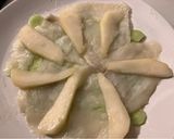Foto del paso 4 de la receta: Carpaccio de bacalao ahumado con queso fresco, pera, alficoz y aceitunas, en 5’