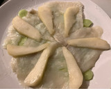 Foto del paso 4 de la receta: Carpaccio de bacalao ahumado con queso fresco, pera, alficoz y aceitunas, en 5’