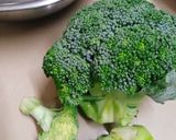 Hình bước làm 1 của món Nạc thăn xào bông cải