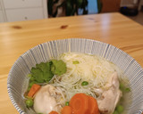 Foto del paso 4 de la receta: Sopa con fideos de arroz, pollo y verduritas