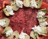 Foto del paso 5 de la receta: Ensalada de tomate sobre tortilla de remolacha