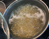 Foto del paso 1 de la receta: Tallarines con gambas al curry verde