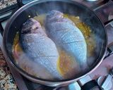 Foto del paso 9 de la receta Dorada y gambas con cebollas confitadas a la Canela y pasas