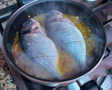 Foto del paso 9 de la receta: Dorada y gambas con cebollas confitadas a la Canela y pasas