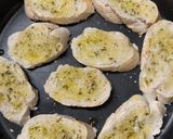 Foto del paso 1 de la receta: Bruschettas de tomate y albahaca 🍅🍃
