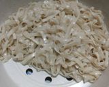 Foto langkah ke 2 dari resep Kwetiau goreng.