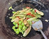 Foto langkah ke 5 dari resep Oseng Sayuran (Terung Putih, Buncis, Tauge, Petai).