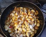 Foto del paso 3 de la receta: Guiso de porotos pallares (los blancos grandes)