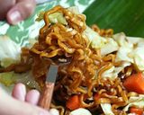 Foto langkah ke 5 dari resep Mi Goreng Kampung / Mi Goreng Hajatan.