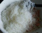 Foto langkah ke 4 dari resep Bihun Goreng putih pedas.