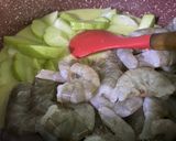 Gambar langkah 2 resipi Gulai Lemak Udang Labu Siam.