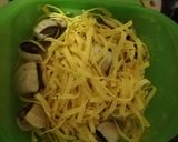 Foto del paso 2 de la receta Tallarines frescos con almejas (Lékué)