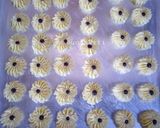 Foto langkah ke 3 dari resep 629.Kue Semprit.