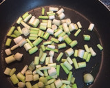 Foto del paso 1 de la receta: Galeras con ajos tiernos