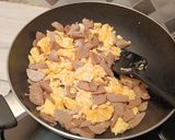 Foto langkah ke 7 dari resep Mie Goreng Telur Bakso.