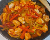 Foto del paso 3 de la receta: Salteado de pollo con pimientos tricolor y tomate al orégano