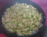 Foto del paso 2 de la receta Tortilla de calabacín y espinacas rellena de queso